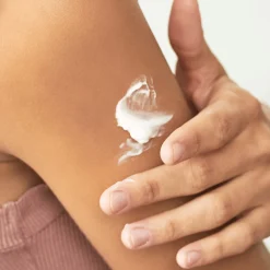 Creme Multiação com Vitamina E e Óleo de Canola Essentials 150 ml.