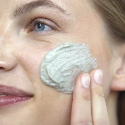 Esfoliante Facial Purificante Love Nature Up-Loved com Maçã e Couve Biológicas Recicladas 10 ml.